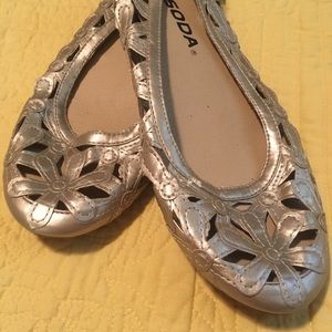 Gold flower ballet flats